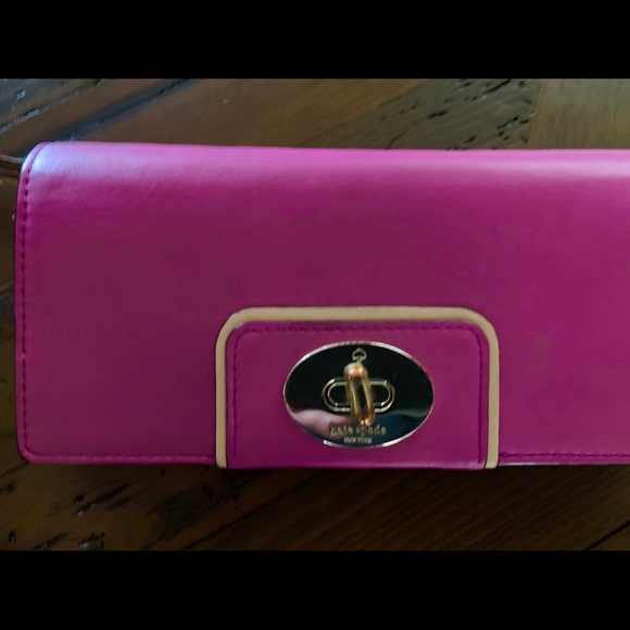 Kate Spade wristlet. - Picture 3 of 7